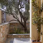 Dounavis Homes: The Hidden Olive Apartamento *