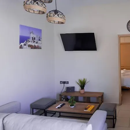 Dounavis Homes: The Hidden Olive Apartament